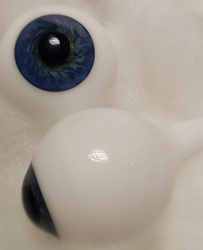 Keskisiniset, puhalletut kristallilasisilmät, laaja iiris, koko 24 mm