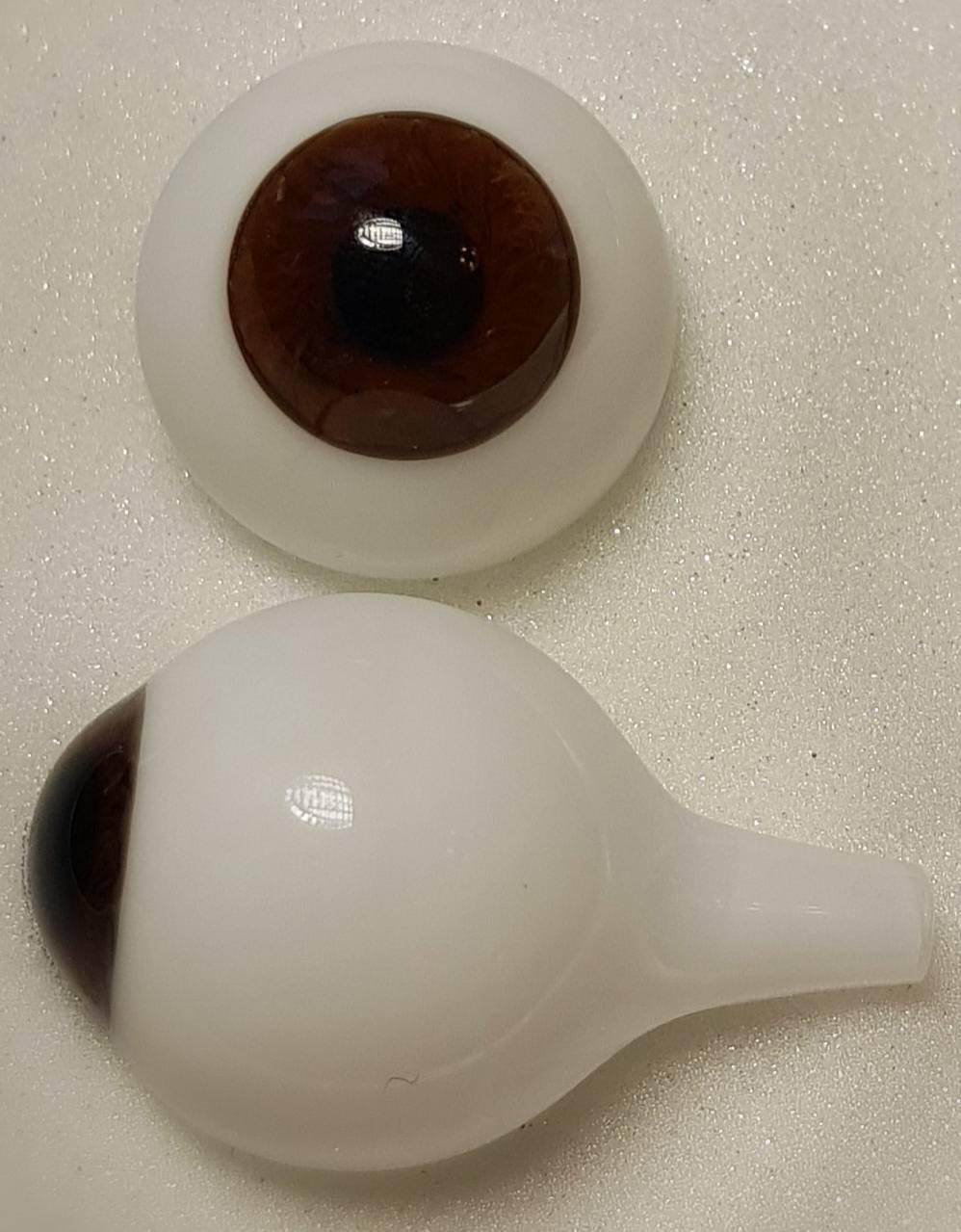 Tummanruskeat, puhalletut kristallilasisilmät, laaja iiris, koko 22 mm