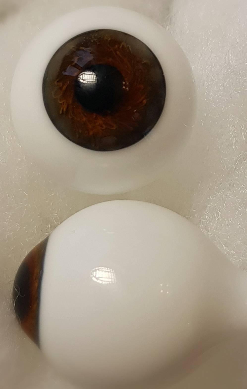 Tummanruskeat, puhalletut kristallilasisilmät, laaja iiris, koko 24 mm