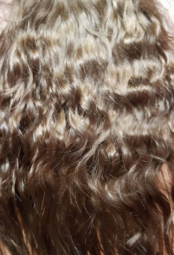 Lämmin keskiruskea, loivasti kihara mohair