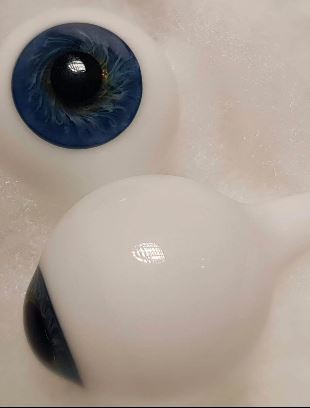 Tummansiniset, puhalletut kristallilasisilmät, laaja iiris, koko 18 mm